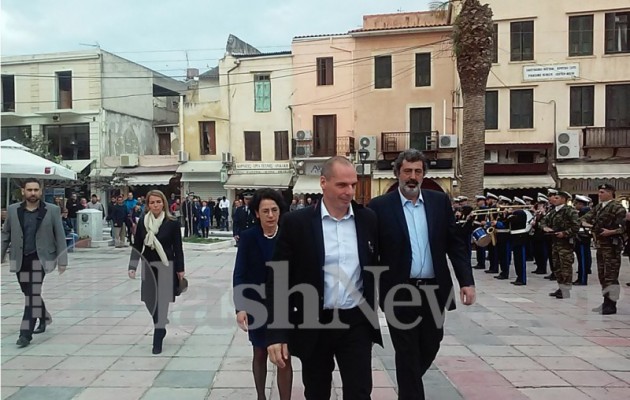 Και όμως: Ο Βαρουφάκης για την 25η Μαρτίου έβαλε μέσα το πουκάμισο (φωτο +βίντεο)