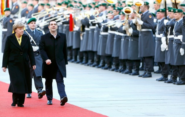 Με στρατιωτικές τιμές υποδέχτηκε η Μέρκελ τον Τσίπρα (φωτογραφίες)