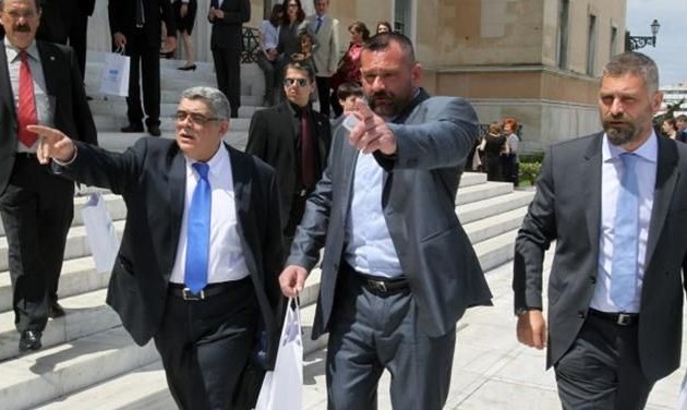 Καταγγελίες Χρυσής Αυγής για “επαχθείς περιοριστικούς όρους” και “παράνομη φυλάκιση”