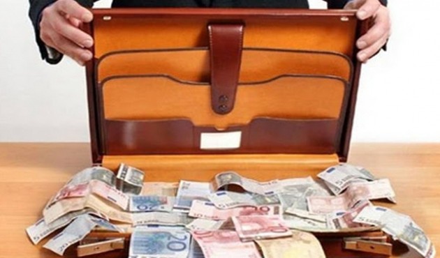 Γέμισαν τις βαλίτσες με 700.000 ευρώ και τους έπιασαν στο αεροδρόμιο