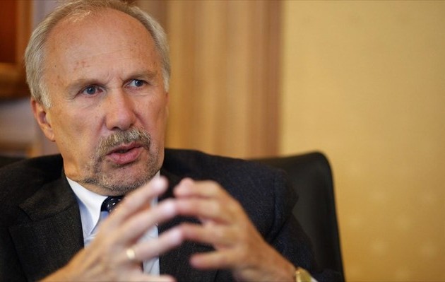 Δεν θα ωφελήσει την Ελλάδα η επιστροφή στη δραχμή, τονίζει ο Νοβότνι