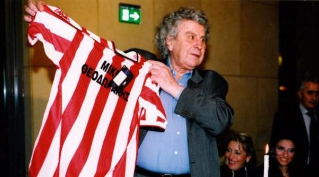 Στον Μίκη Θεοδωράκη αφιέρωσε ο Ολυμπιακός το 42ο πρωτάθλημα του