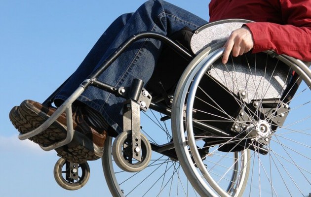 Οι καθυστερήσεις της Εφορίας “μπλοκάρουν” τις παροχές στα άτομα με αναπηρία