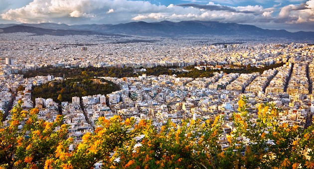 Financial Times: Οι Έλληνες δεν φοβούνται πλέον τη χρεοκοπία, βολτάρουν στην Αθήνα αδιάφορα