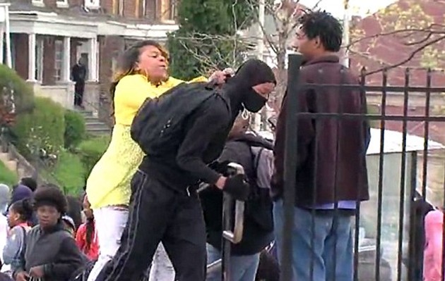 Ο γιος πήγε για επεισόδια και τον πλάκωσε η μητέρα του στο ξύλο (βίντεο)