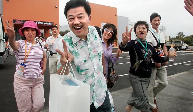 Οι Κινέζοι τουρίστες καταστρέφουν αρχαία και αφοδεύουν δημοσίως!