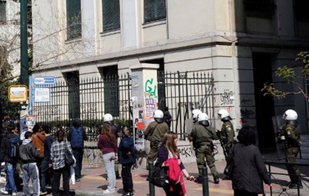 Επεισόδια στην ΑΣΟΕΕ – Kουκουλοφόροι εισέβαλαν στη σχολή