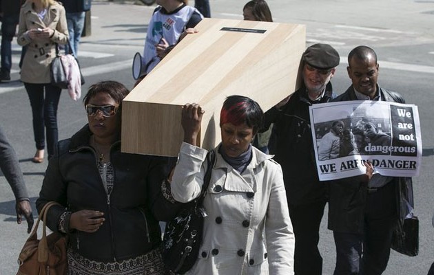 Διαδήλωση με φέρετρα στις Βρυξέλλες για τους νεκρούς μετανάστες (φωτογραφίες)
