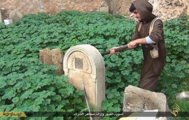 Το Ισλαμικό Κράτος σπάει σε κομμάτια τάφους χριστιανών στο Ιράκ