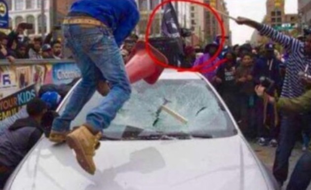 Σημαία από το Ισλαμικό Κράτος ανάμεσα στους διαδηλωτές στη Βαλτιμόρη