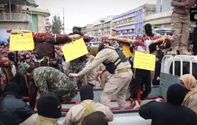 Το Ισλαμικό Κράτος σταύρωσε 4 αποκεφαλισμένους στη Μοσούλη (φωτογραφίες)