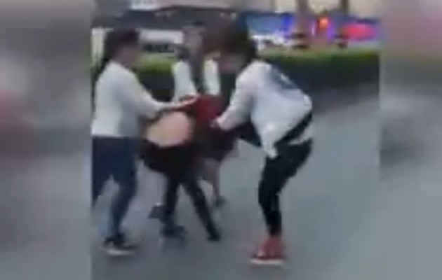 Μάζεψε τις φίλες της και έσπασαν στο ξύλο την ερωμένη του άνδρα της (βίντεο)