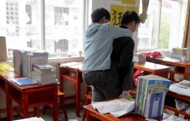 Kουβαλά στην πλάτη του τον ανάπηρο φίλο του κάθε μέρα επί 3 χρόνια (φωτογραφίες)