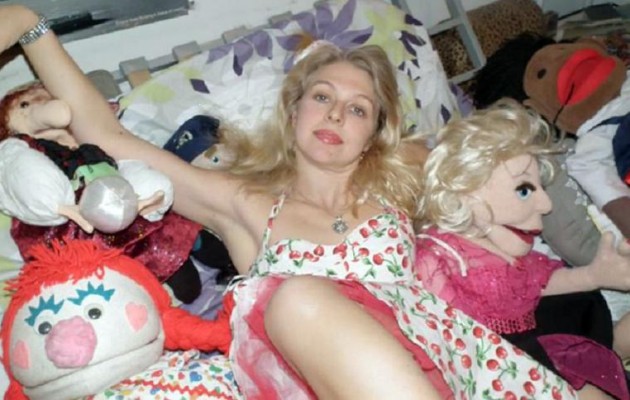 Xώρισε για να ζήσει με τις κούκλες της