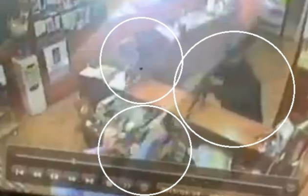 Ιδιοκτήτης καταστήματος δίνει μάχη με ληστές με καλάσνικοφ (βίντεο)