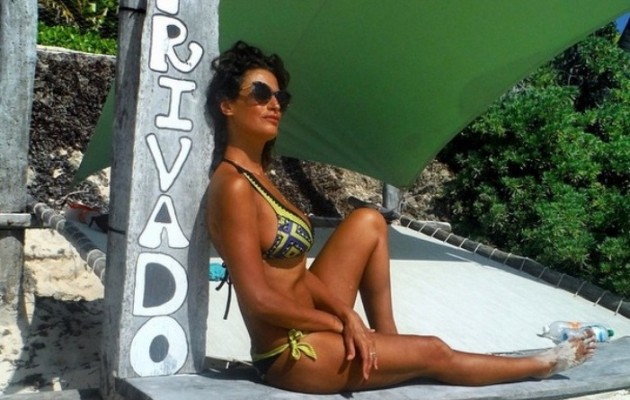 40αρα Ελληνίδα “θεά” βάζει φωτιά στο instagram με το μπικίνι της