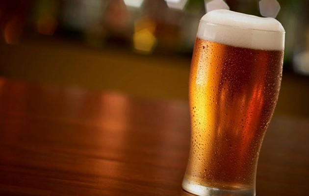 Πρωθυπουργός “κατέβασε” ένα ολόκληρο ποτήρι μπύρας σε 7 δευτερόλεπτα! (βίντεο)