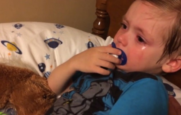 Πιτσιρικάς θέλει να γίνει Πρόεδρος και κλαίει διαμαρτυρόμενος για τη Χίλαρι!