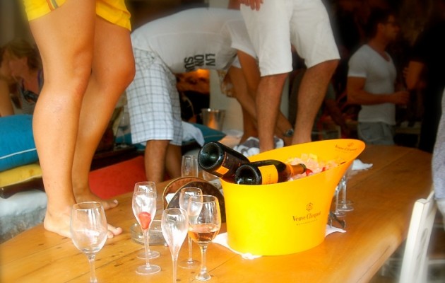 Ανοιχτό το ενδεχόμενο να αυξηθεί ο ΦΠΑ σε Μύκονο και Σαντορίνη