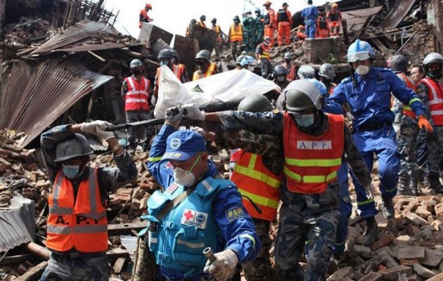 Νεπάλ: 15χρονος ανασύρθηκε ζωντανός από τα ερείπια 5 ημέρες μετά τον σεισμό