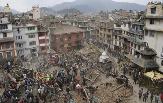 Περισσότεροι από 2.400 οι νεκροί από τον σεισμό στο Νεπάλ