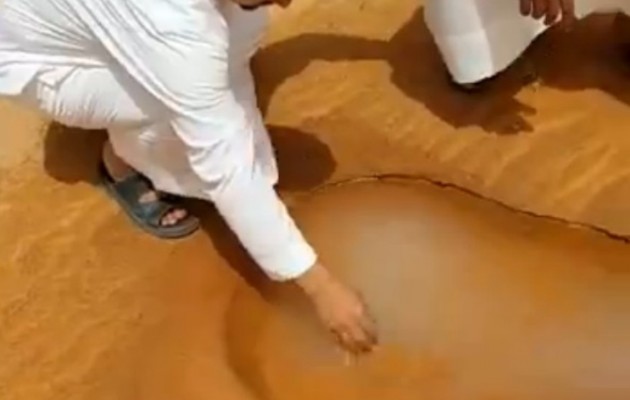 “Θαύμα”! Πηγή νερού ανάβλυσε μέσα στην έρημο… (βίντεο)