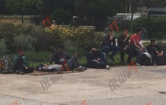 Γιατί δεν φιλοξενούν τους πρόσφυγες στα γραφεία του ΣΥΡΙΖΑ;