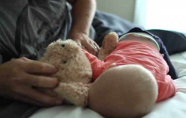 Φριχτό! Παππούς πιάστηκε με κατεβασμένα τα παντελόνια πάνω από 10 μηνών μωρό!