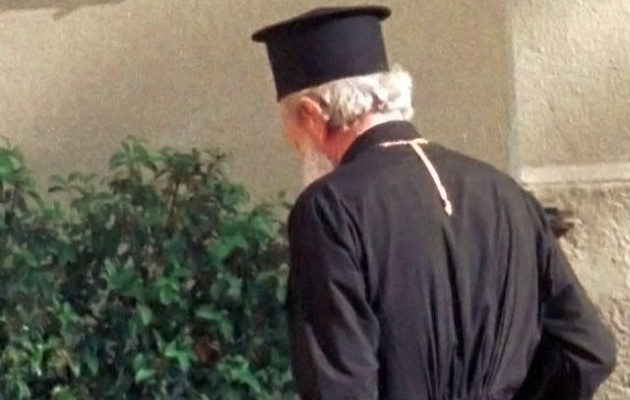 Παπάς από τη Χίο θύμα απάτης τριών νεαρών τσιγγάνων