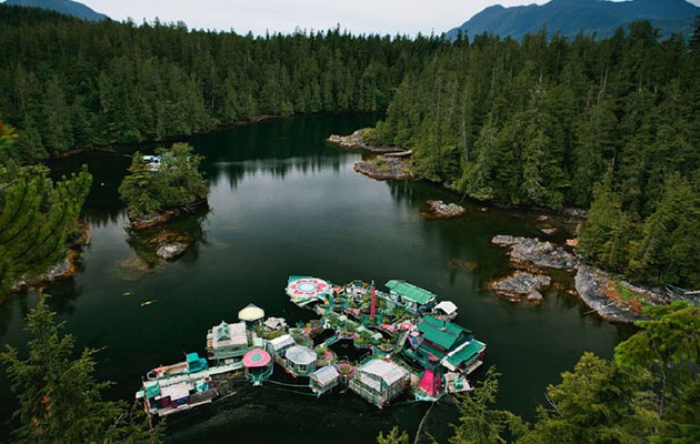 Ζευγάρι έκτιζε επί 20 χρόνια το πλωτό καταφύγιο του (φωτογραφίες)