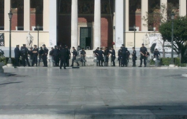 Η Αστυνομία έβγαλε τους μπαχαλάκηδες από την Πρυτανεία
