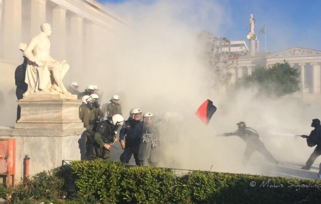 Επεισόδια με ΜΑΤ και μπαχαλάκηδες στα Προπύλαια στην Αθήνα