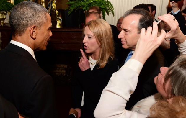 “Θεά” η Δούρου, κούνησε το δάχτυλο στον Ομπάμα! (φωτογραφία)