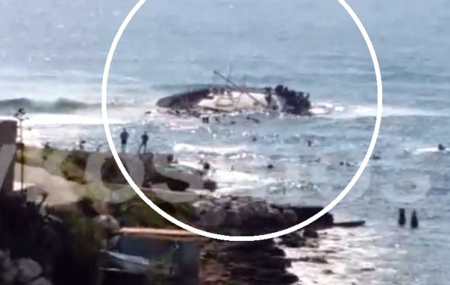 Βίντεο ΣΟΚ! Η στιγμή που το δουλεμπορικό τσακίζεται στα βράχια στη Ρόδο
