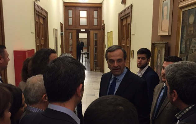 Tι είπε ο Σαμαράς στον Βενιζέλο στην ολιγόλεπτη συνάντησή τους στη Βουλή