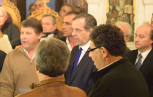 Δείτε τον καλό χριστιανό Αντώνη Σαμαρά να ψέλνει στον Επιτάφιο (βίντεο)