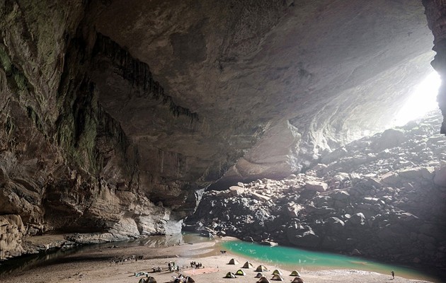 Δείτε το τρίτο μεγαλύτερο σπήλαιο στον κόσμο με δική του ζούγκλα και ποτάμι (φωτογραφίες)