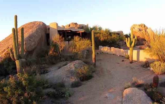 Ενδιαφέρεστε να το αγοράσετε; Σπίτι χαμένο ανάμεσα στα βράχια και την έρημο (φωτογραφίες)