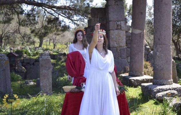 Ελληνίδες ιέρειες τέλεσαν τα Χαρίσια – Αφροδίσια στη Λέσβο (φωτογραφίες)