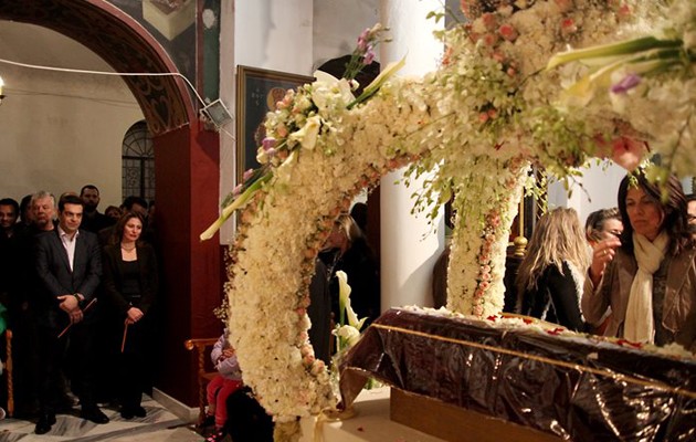 Έσπευσαν να χαιρετήσουν τον Τσίπρα στη Λειτουργία του Επιταφίου (φωτογραφίες)