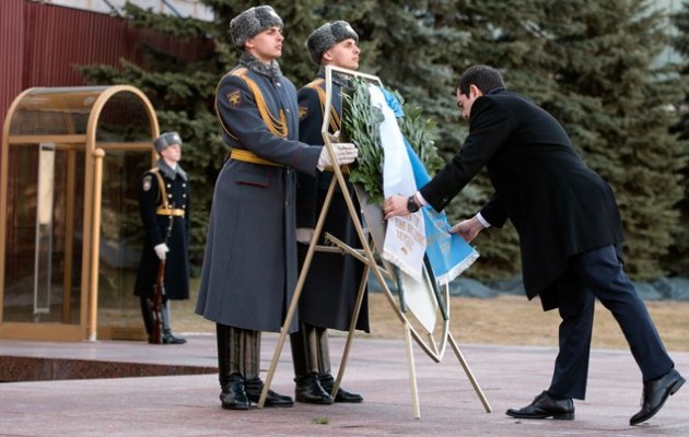 Στεφάνι στο μνημείο του Αγνώστου Στρατιώτη στη Μόσχα κατέθεσε ο Τσίπρας