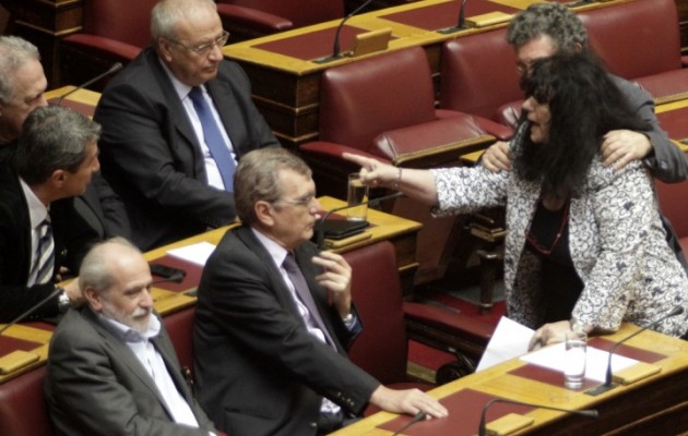 Η Άννα Βαγενά “όρμησε” στον Ανδρέα Λοβέρδο μέσα στη Βουλή