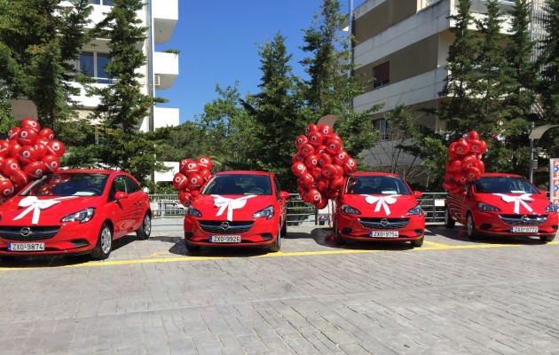 Οι 4 νικητές του διαγωνισμού της Vodafone παρέλαβαν από ενα Opel Corsa