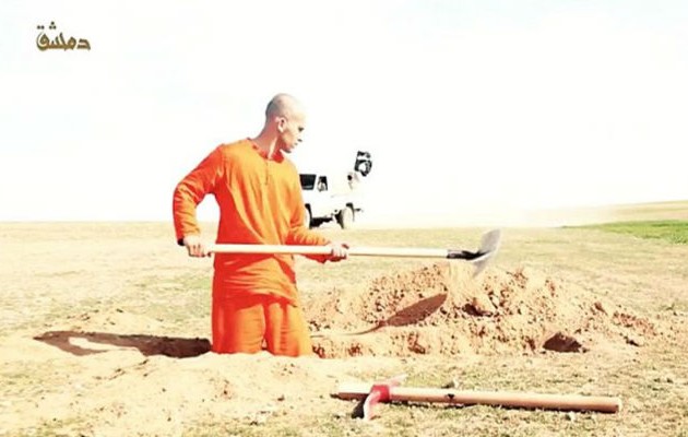 Το Ισλαμικό Κράτος αποκεφαλίζει κρατούμενο αφού έσκαψε τον λάκκο του! (φωτογραφίες)