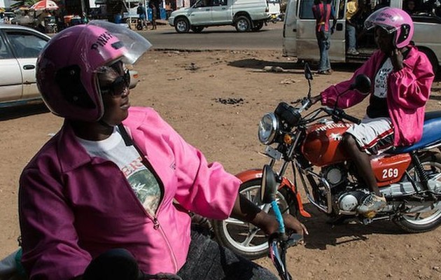 Διαβάστε γιατί αυτές οι γυναίκες οδηγοί ταξί – μηχανών φορούν ροζ (φωτογραφίες)