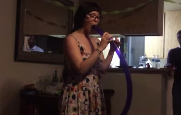 Το πιο βαθύ λαρύγγι! Δείτε πόσο το βάζει μέσα στο στόμα της… (βίντεο)