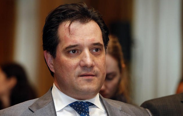 Μαζί με λαχνούς δίνουν… δώρο τον Αδωνι! (φωτογραφία)