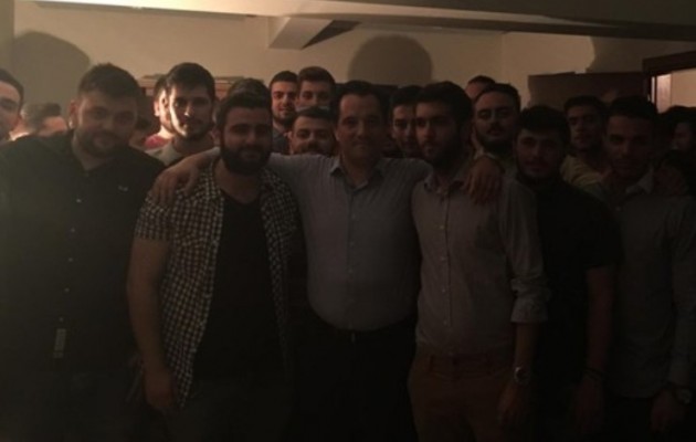 Ο Άδωνις έγινε ξανά 20 χρονών και χοροπηδούσε σαν κατσίκι (βίντεο)