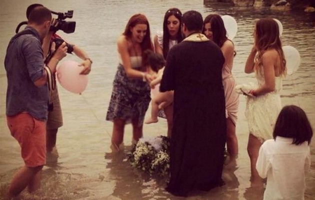 Η Σίσσυ Χρηστίδου έγινε νονά σε βάφτιση στη θάλασσα