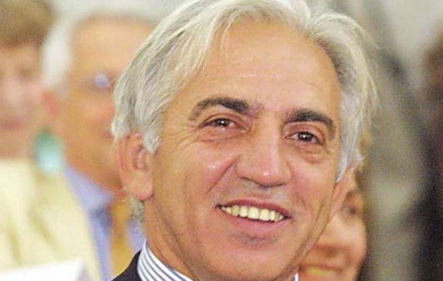 Στελέχη της ΝΔ: Με λαμπάδες στη Ραφήνα να φέρουμε πίσω τον Καραμανλή